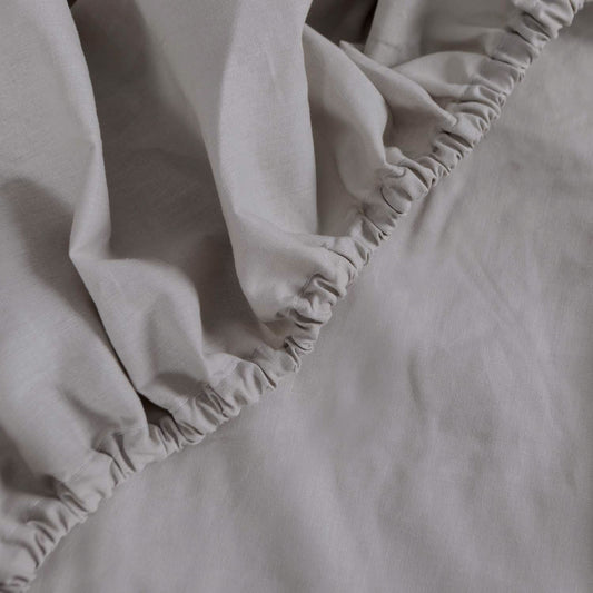 100% cotton adjustable bottom. White color.