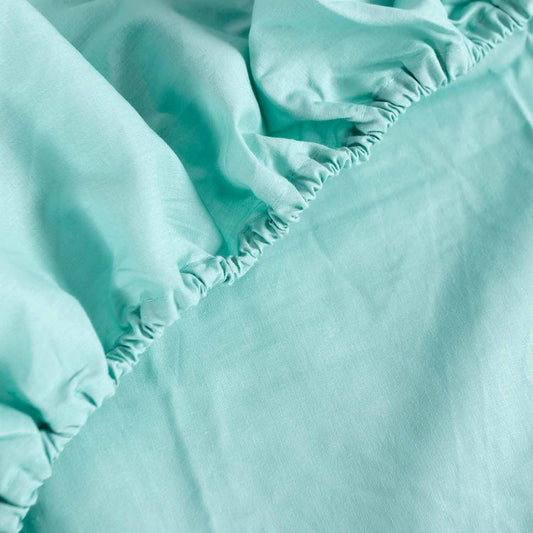 100% cotton adjustable bottom. White color.