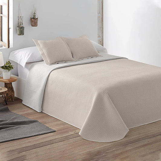 Geometric patchwork quilt with thin padding. Beige.