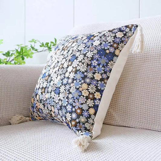 Cushion cover with blue and white jacquard flowers: Elegance and Style for your Home
