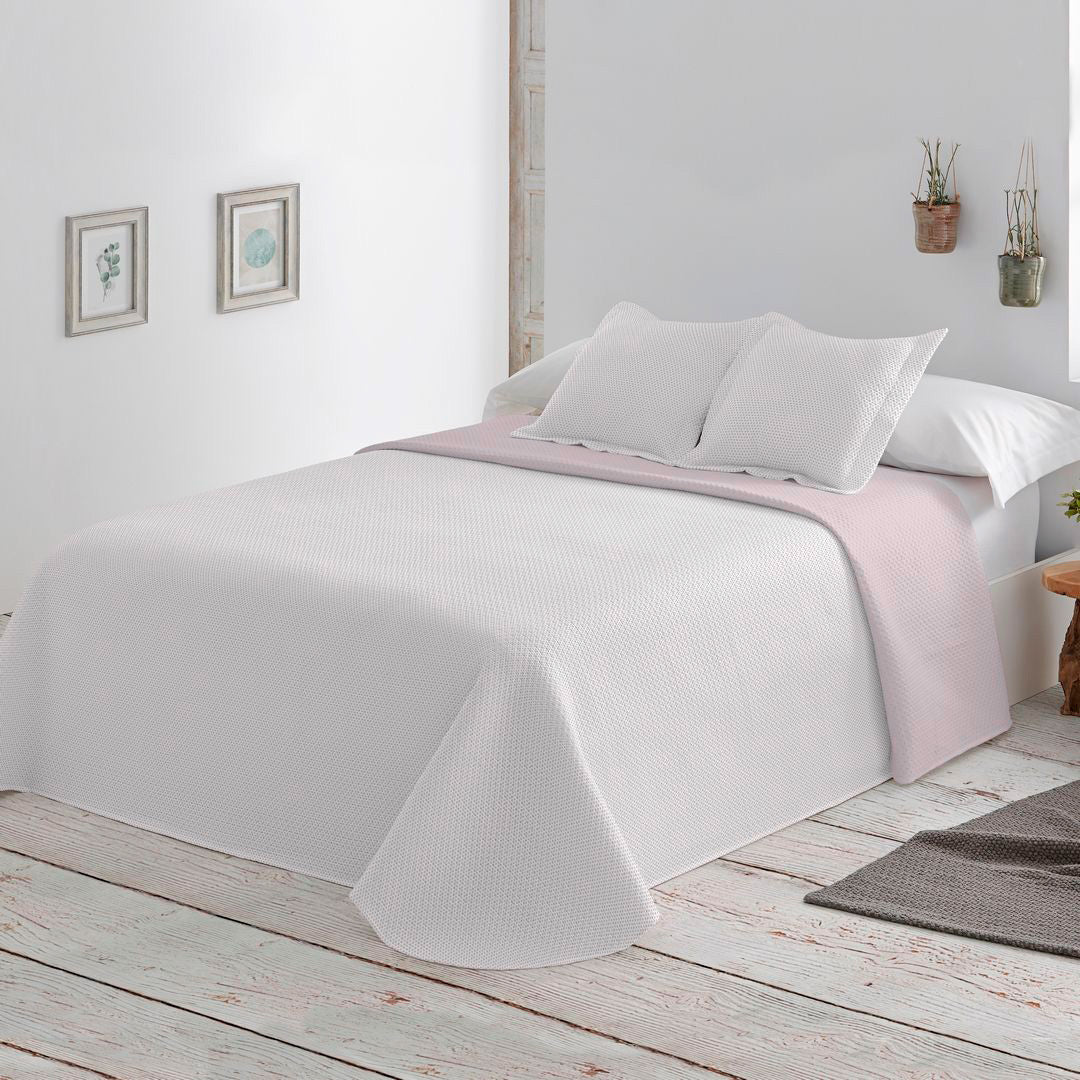 Geometric patchwork quilt with thin padding. Beige.