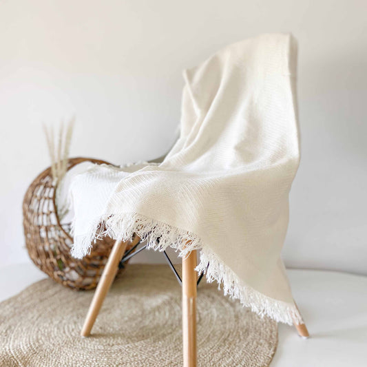 Off-white sofa blanket for summer: freshness and comfort at an irresistible price.