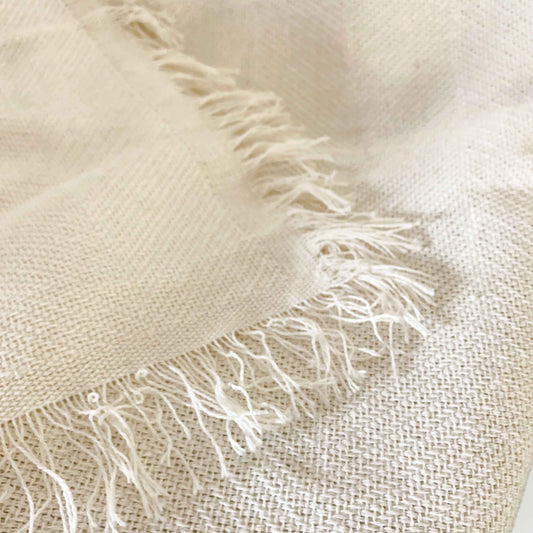 Off-white sofa blanket for summer: freshness and comfort at an irresistible price.