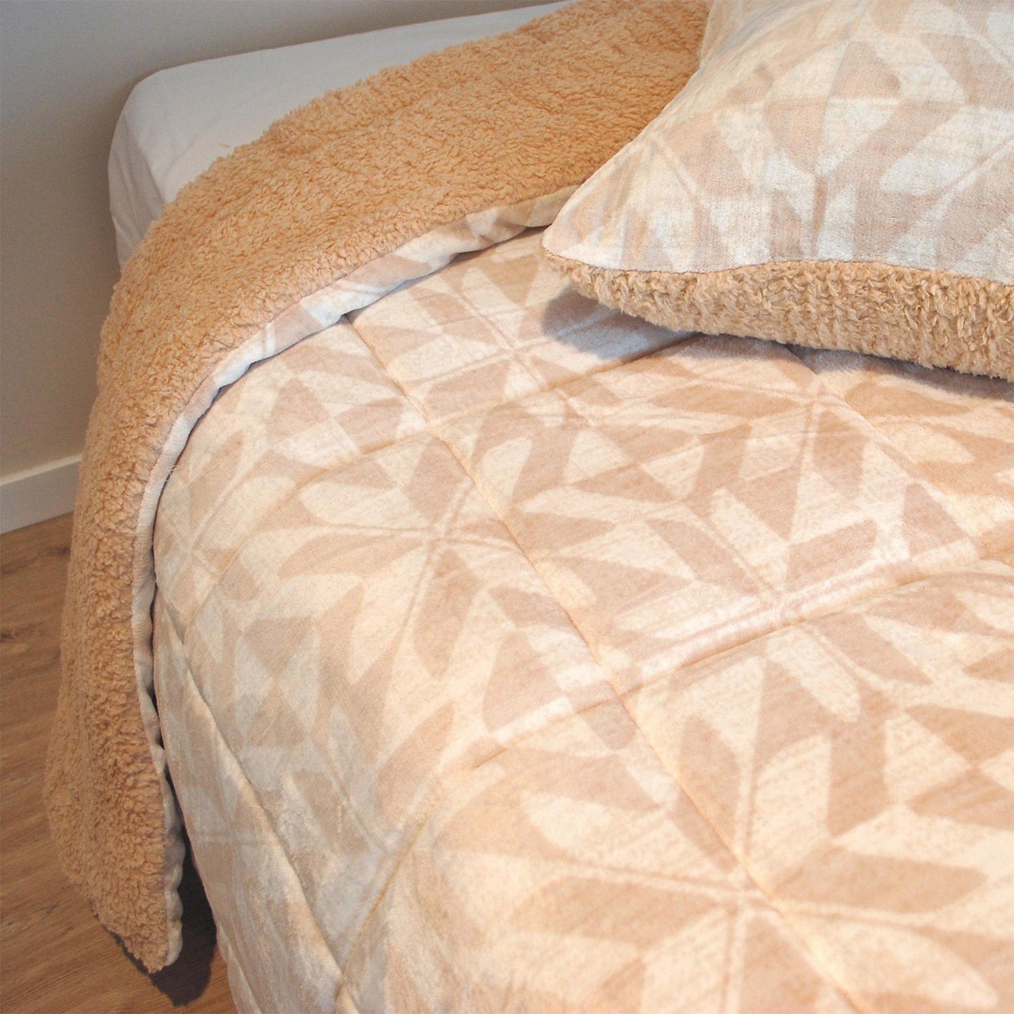 Beige warm sherpa winter duvet. Enjoy a warm and comfortable print.