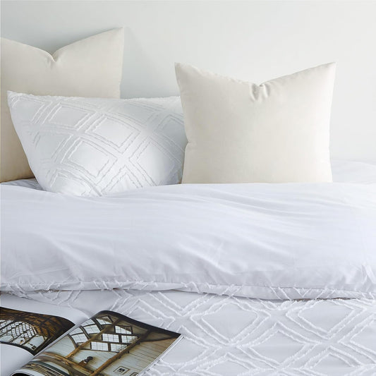 White duvet cover with embossed rhombuses, modern and extra soft.