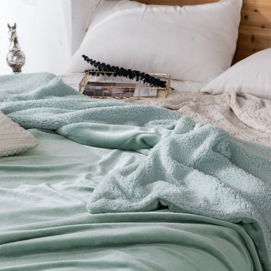 Fleece and extra soft reversible blanket. Dark blue colour.