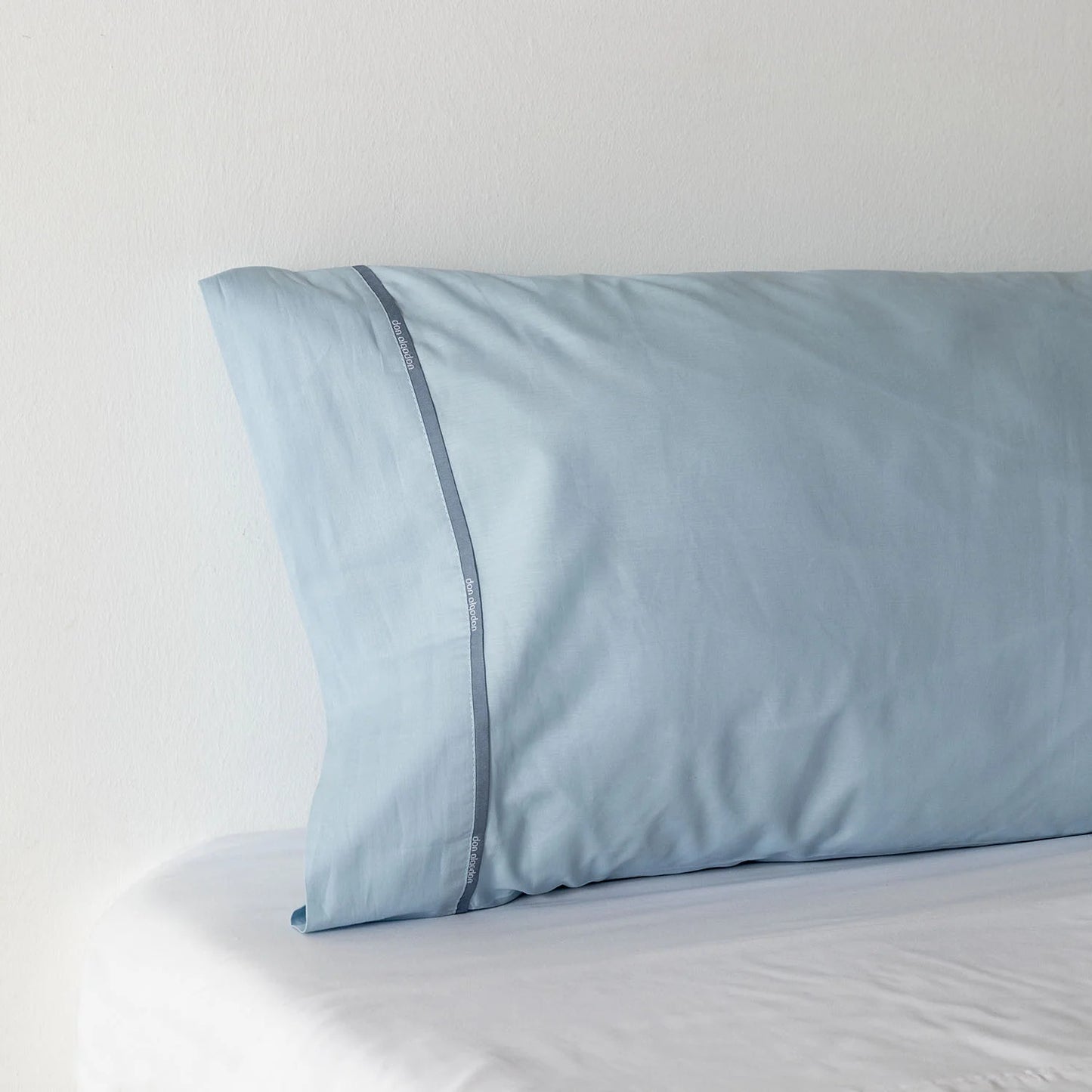 100% cotton adjustable bottom. White color.