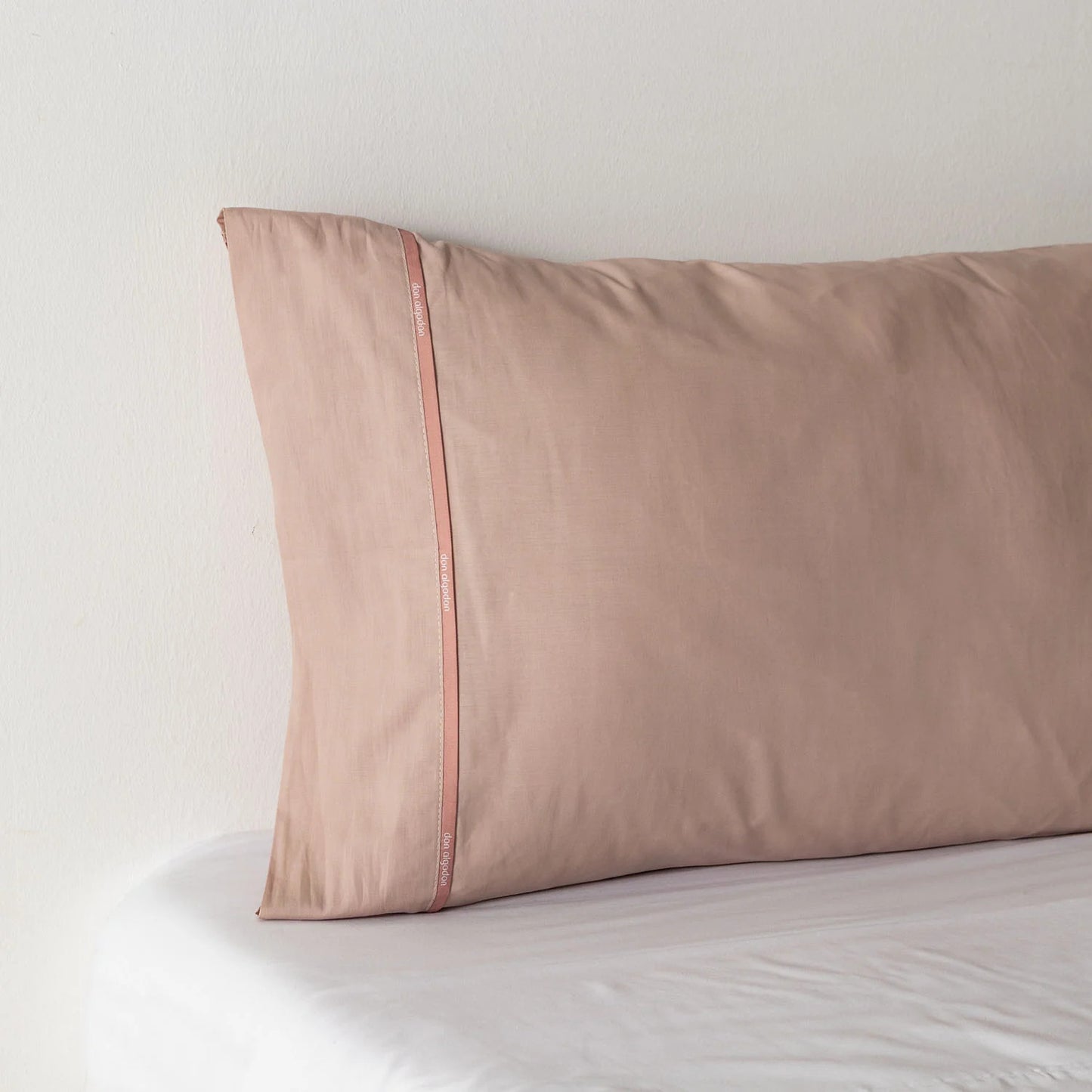 100% cotton adjustable bottom. White color.