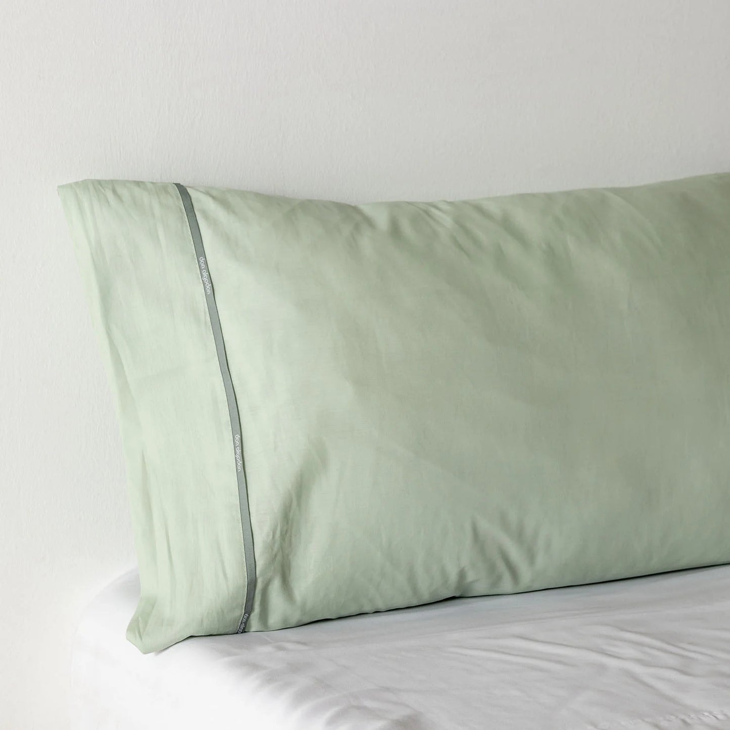 100% cotton adjustable bottom. White color.