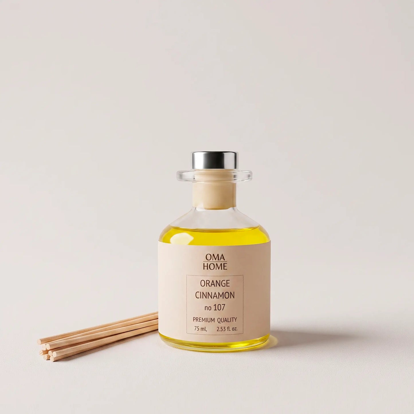 Mikado aromático Orange Cinnamon de Oma Home con difusor de sticks de 75ml. Olor de canela y naranja. Base natural sin alcohol fabricada en Barcelona, España.