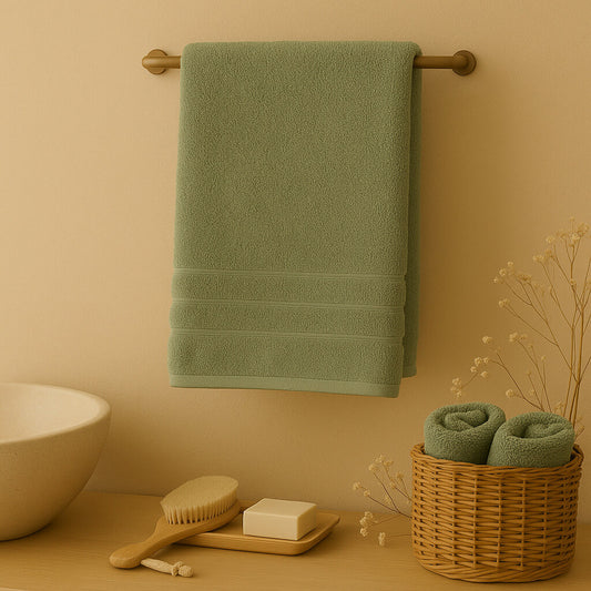 100% Egyptian cotton towel, 700g/m2, green. Extra soft and highly absorbent.