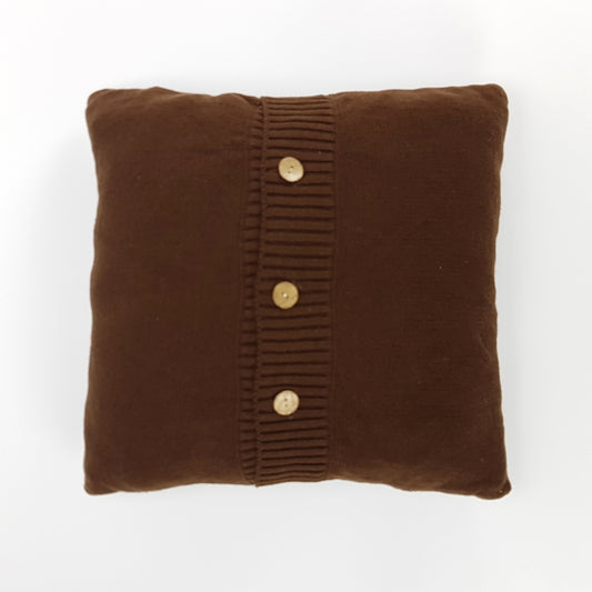 Funda de cojín tejido con botones centrales. Color marrón oscuro. - Oma Home