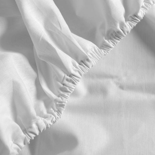 100% plain cotton adjustable bottom. White color.