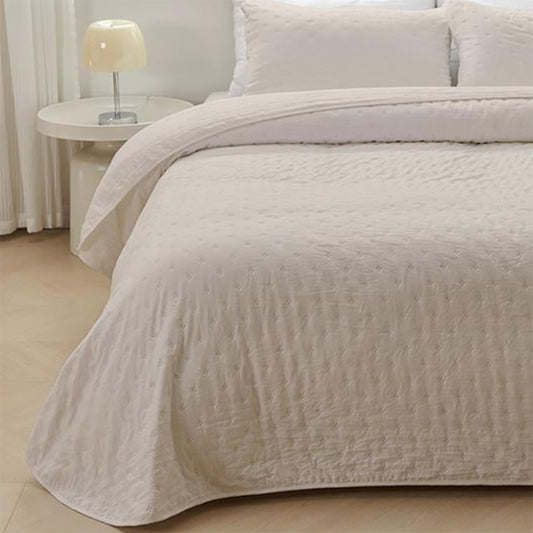 Geometric patchwork quilt with thin padding. Beige.