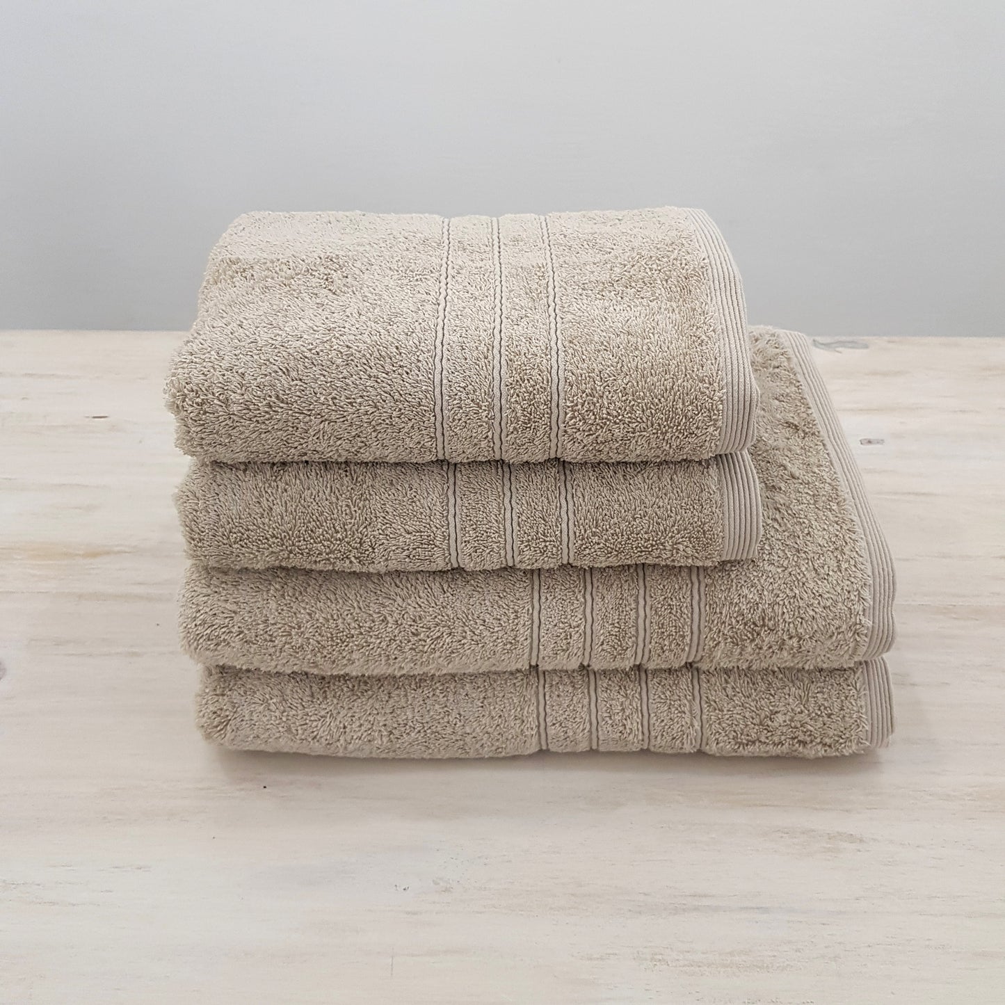 Toalla de baño 100% Algodón Egipcio. Color beige. - Oma Home