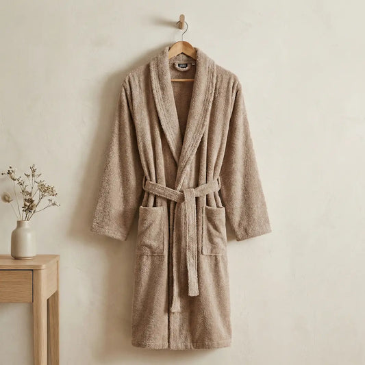 Albornoz beige de lujo 100% algodón peinado de 450 gramos, diseño unisex con cuello smoking.