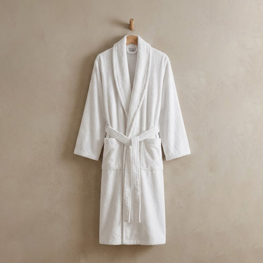 Albornoz blanco modelo Classic de rizo 100% algodón con gramaje de 450 gramos.