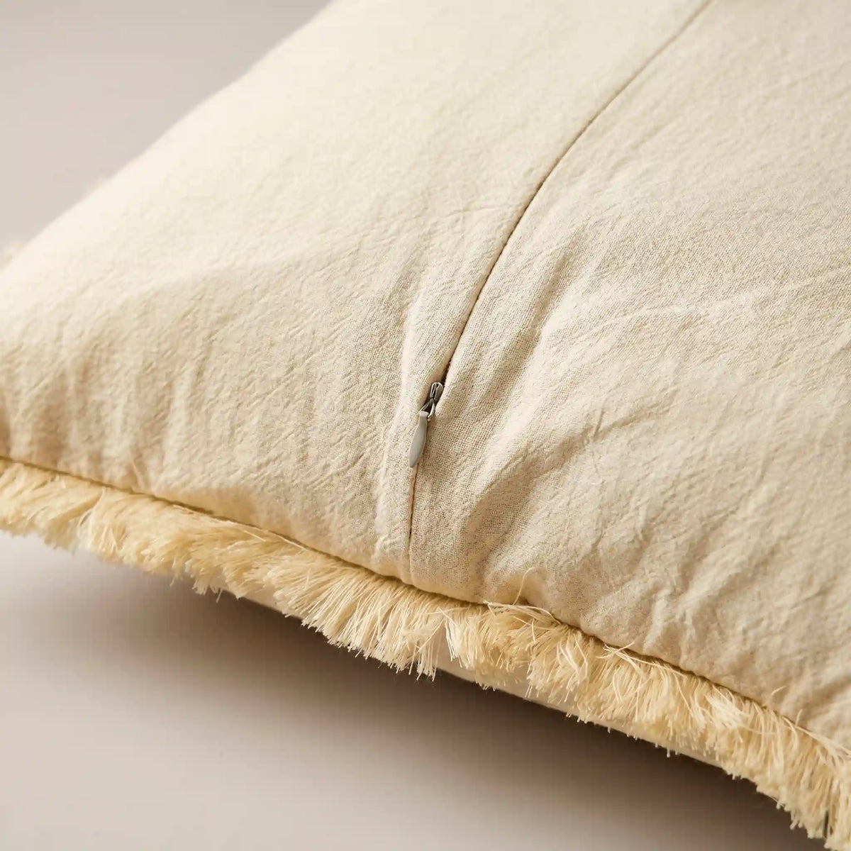 Detalle de la cremallera oculta e invisible de la funda de cojín de algodón beige de Omahome, logrando un acabado estético limpio.