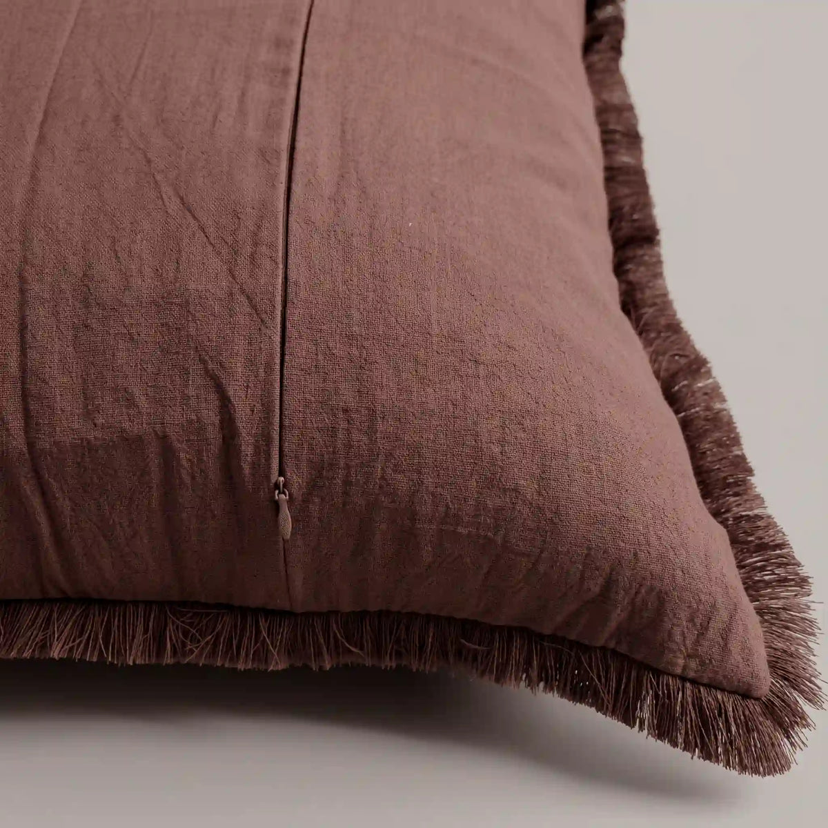 Detalle de la cremallera oculta e invisible de la funda de cojín de algodón roja de Omahome, logrando un acabado estético limpio.