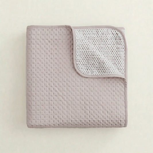 Textura y costuras del acolchado fino de la colcha de verano malva