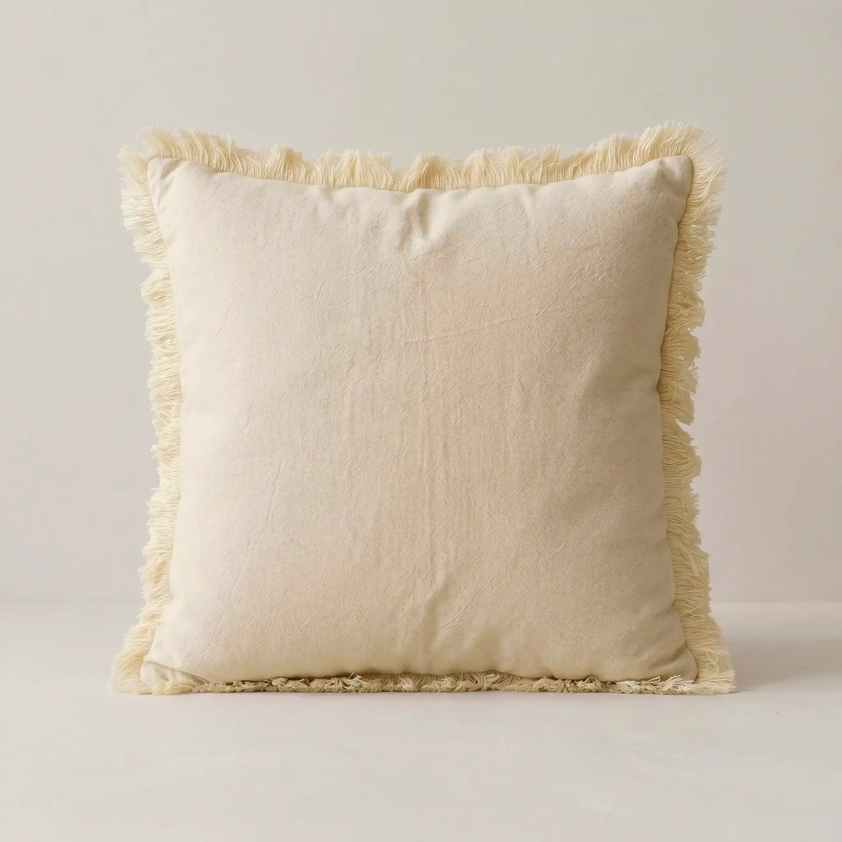 Funda de cojín beige de 100% algodón con detalles de flecos de Omahome.