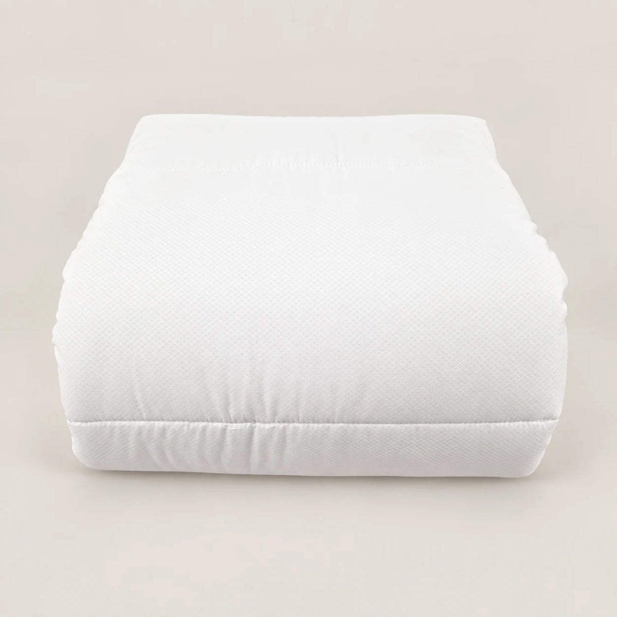 Couette Eco 250 g pliée, révélant son volume doux et matelassé. - Oma Home
