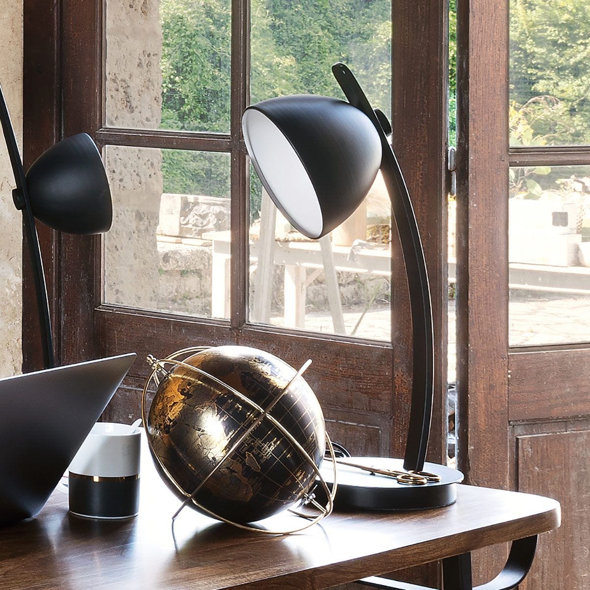 Lámpara de mesa tipo arco de color negro. Altura 53cm - Oma Home